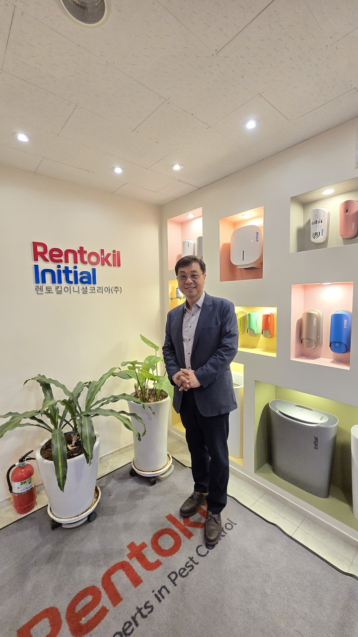 ‘고객 최우선·ESG 실천’을 강조하는 렌토킬이니셜코리아 최재용 대표. 본사에 전시된 친환경 위생 솔루션 제품들과 함께.