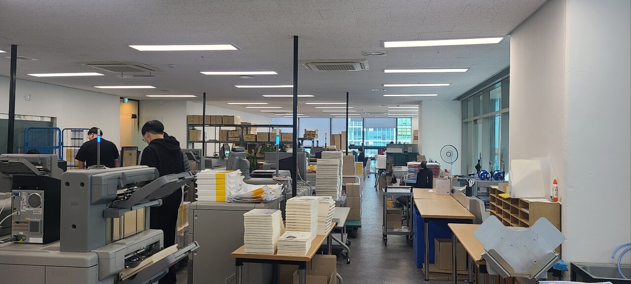 유니큐브 인쇄 생산라인. 다품종·소량 인쇄에 최적화된 전문 장비와 운영 시스템을 갖추고 있다.