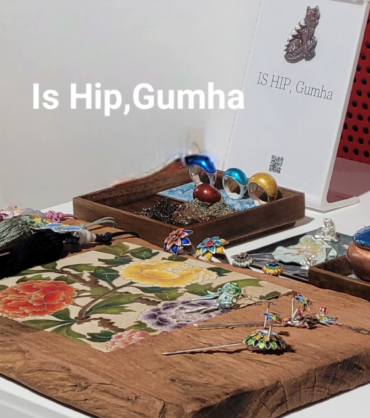 금하칠보의 젊은 디자인 철학 ‘IS HIP, Gumha’. 전통 칠보를 현대적 감각으로 재해석한 브랜드 라인이다.