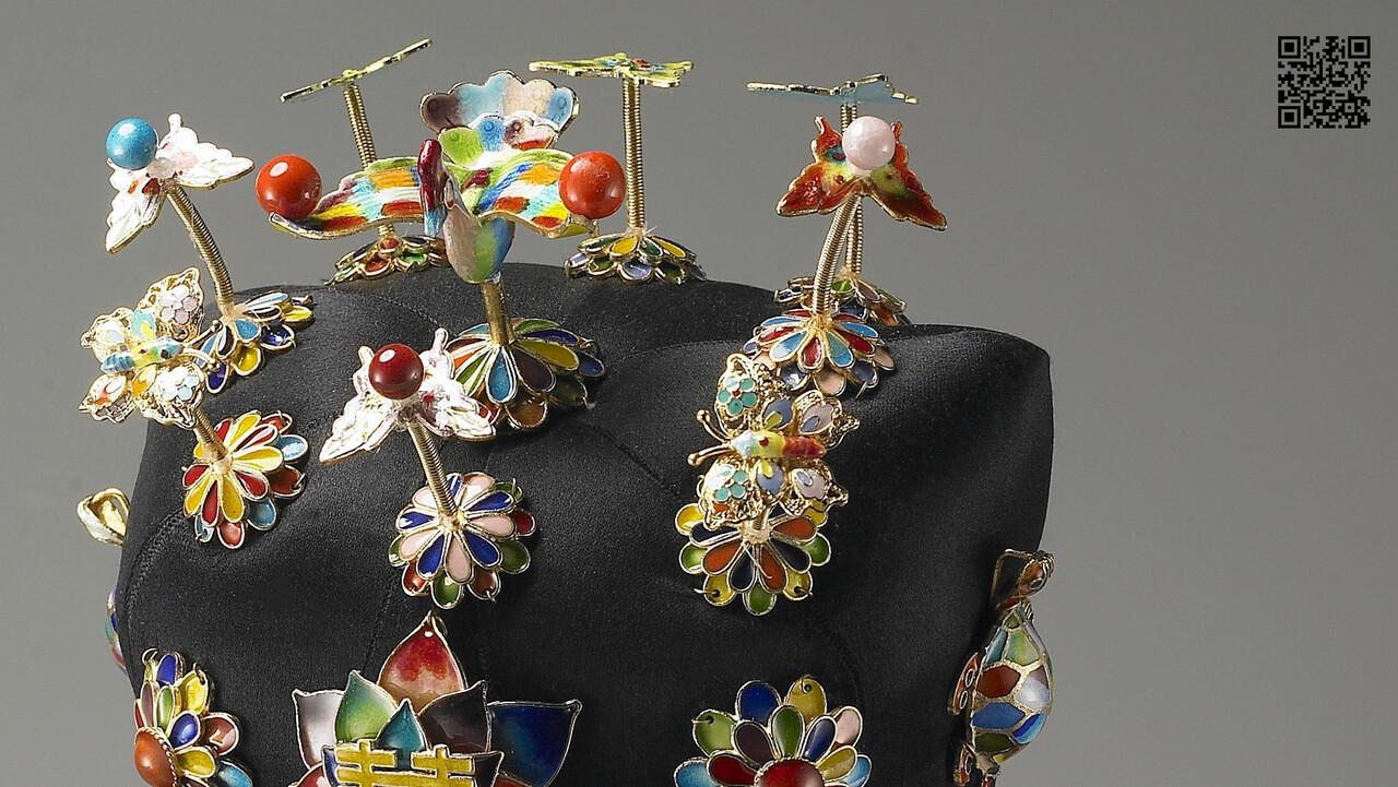 전통 칠보 기법으로 제작된 금하칠보의 대표 작품들. 수작업과 불의 온도에 따라 단 하나의 색이 만들어진다.