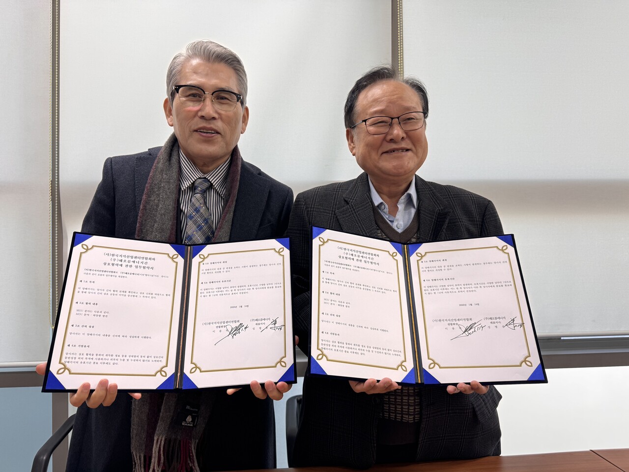 &nbsp;&nbsp;(사)한국지식산업센터연합회 이용복 회장(오른쪽)과 (주)해오름에너지 성병용 회장이 태양광 발전 협력사업 업무협약 체결 후 협약서를 들어 보이고 있다.&nbsp;&nbsp;&nbsp;(사진=한국지식산업센터연합회 제공)