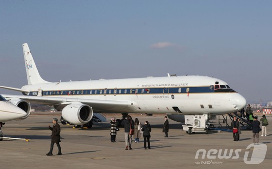 '아시아 대기질 공동 조사(ASIA-AQ) 미디어데이'가 열린 지난 16일 오후 경기 평택시 주한미군 오산공군기지에서 미국 항공우주국(NASA) 연구용 DC-8 항공기가 공개되고 있다.
