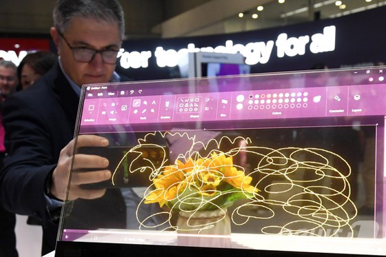 세계 최대 이동통신 전시회 '모바일 월드 콩그레스(MWC) 2024’ 이튿날인 27일(현지시간) 스페인 바르셀로나 피아 그란 비아 전시장에 마련된 레노버 부스에서 관람객들이 투명 디스플레이를 활용한 노트북을 보고 있다.