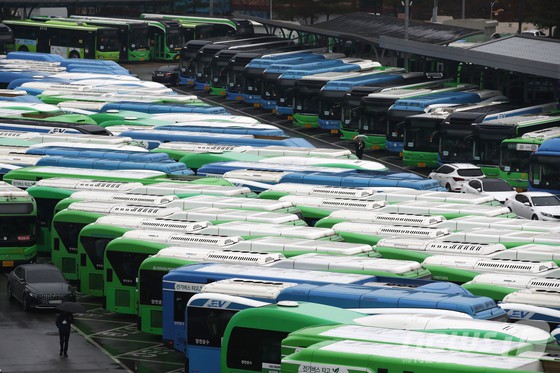 서울 시내버스 노조가 파업에 돌입한 28일 서울의 한 공영차고지에 버스가 주차돼 있다. 서울시버스노동조합은 이날 오전 사측인 서울시버스운송사업조합과의 협상 결렬을 선언, 전체 서울 시내버스(7천382대)의 97.6%에 해당하는 7천210대가 운행을 멈췄다. 서울 시내버스 파업은 12년 만이다.