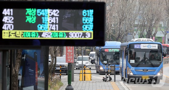 사진은 이날 오후 서울 서초구 양재역 인근 버스중앙차로로 들어오는 서울 시내버스./ 연합투데이